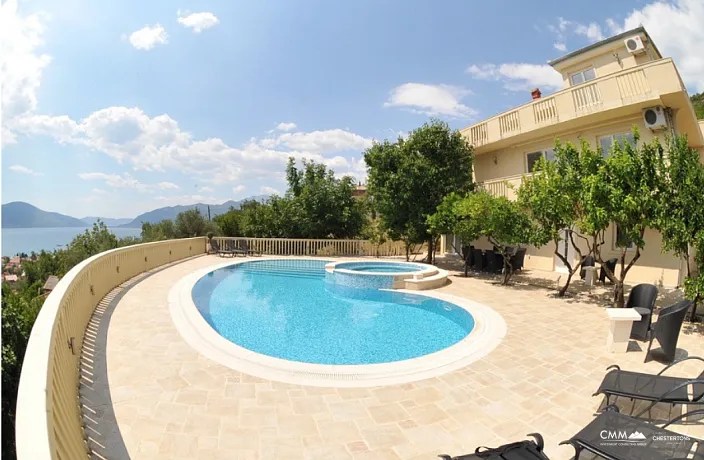 Tivat'ta büyük havuz ve bahçeli nefes kesici villa satılık